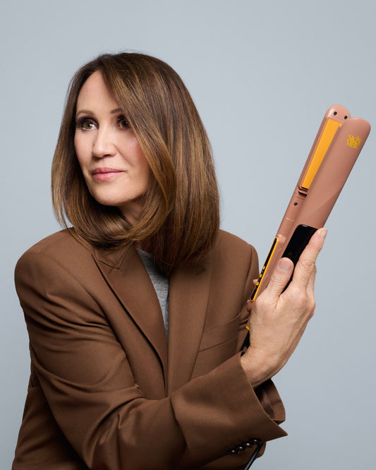 Anna Nowak-Ibisz z prostownicą SkinVibe Astra SteamPlasma w kolorze Mocha Mousse