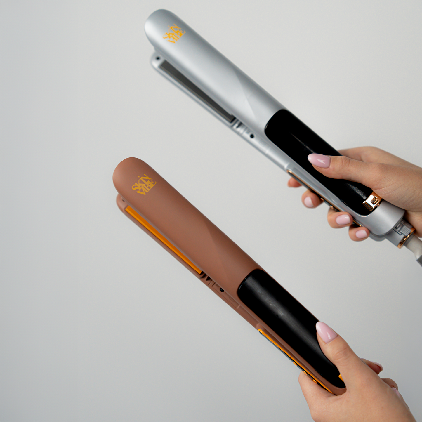 Prostownica SkinVibe AstraSteam Plasma - srebrna i mocha mousse porównanie kolorów