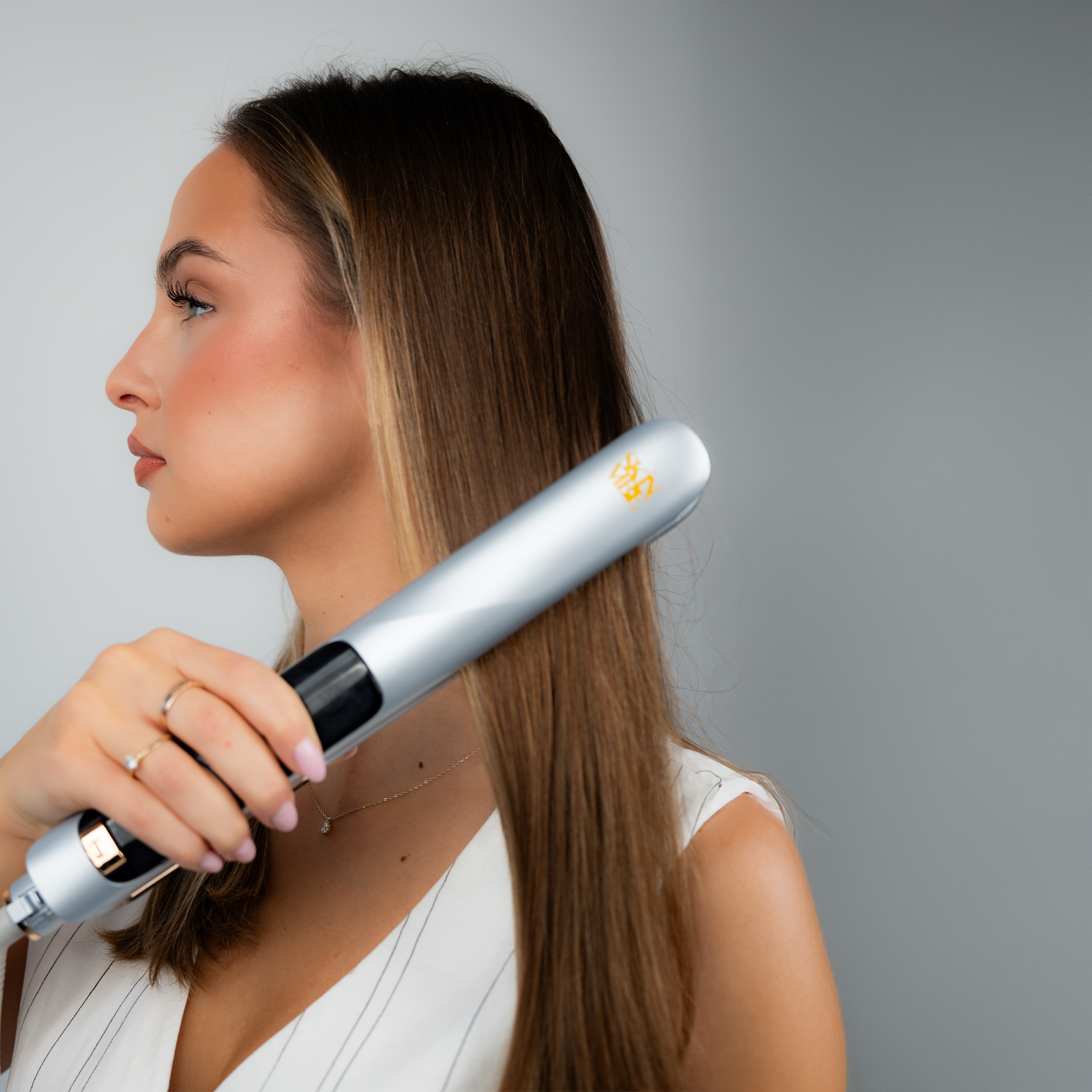 Prostownica SkinVibe AstraSteam Plasma - srebrna z modelką włosy